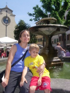 Image of Prof. Denise Antolini, University of Hawaii at Manoa William S Richardson School of Law, faculty resident director of the Spring 2007 in Florence, Italy, program, with her son at a fountain in Italy.